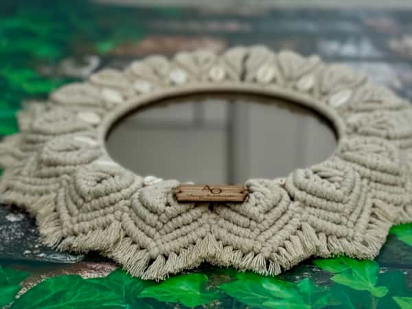 Makramé 3D-spegel med snäckor – boho décor