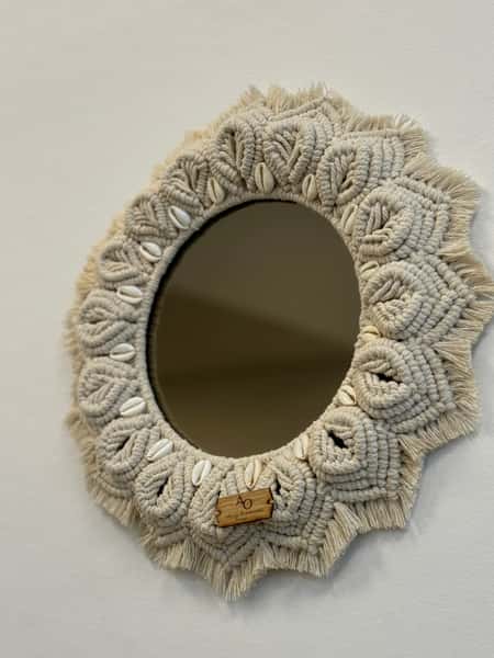 Makramé 3D-spegel med snäckor – boho décor