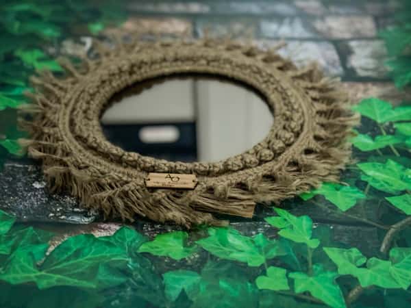 Makramé-spegel i boho-stil med jutesnöre