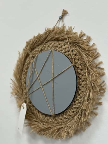 Makramé-spegel i boho-stil med jutesnöre