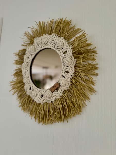 Makramé-spegel med raffia och snäckdetaljer