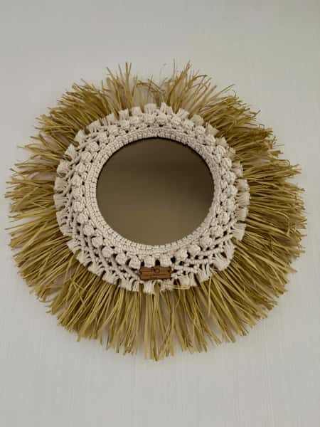 Rund makramé-spegel med raffia