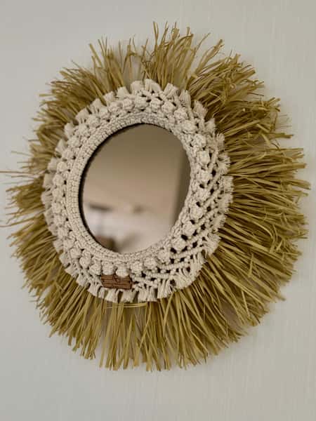 Rund makramé-spegel med raffia