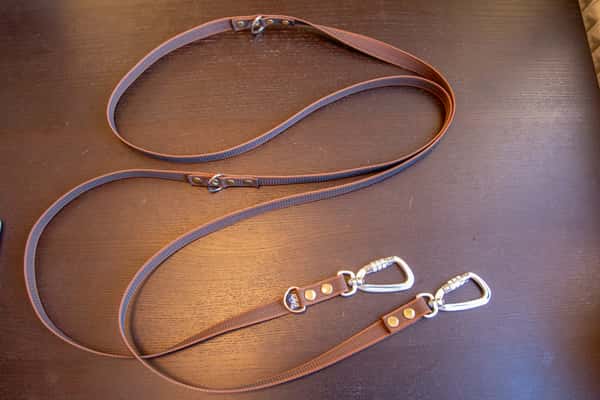 Justerbart hundkoppel med Twist-Lock karbinhake, 20 mm, flera material och färger