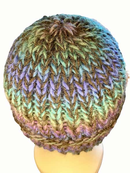 Stickad Melerad Mössa – Varm, Mjuk & Unik