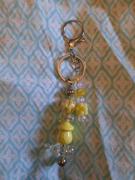 Väskaccessoar med nyckelring och hänge