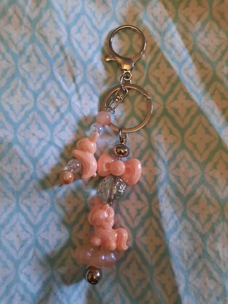 Väskaccessoar med nyckelring och hänge