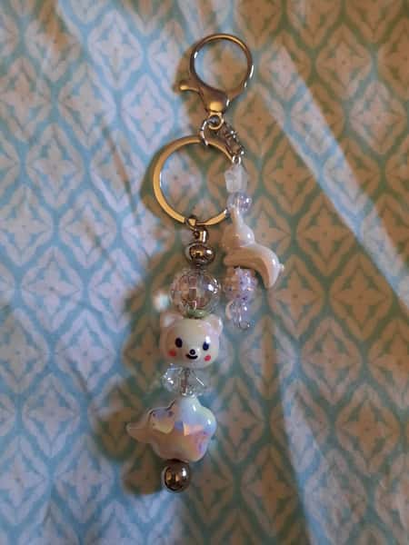 Väskaccessoar med nyckelring och hänge