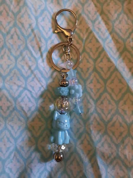 Väskaccessoar med nyckelring och hänge