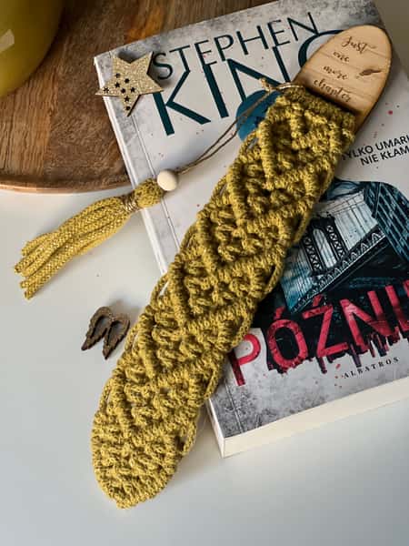 Makramé bokmärke med graverad trädetalj – “Just one more chapter”