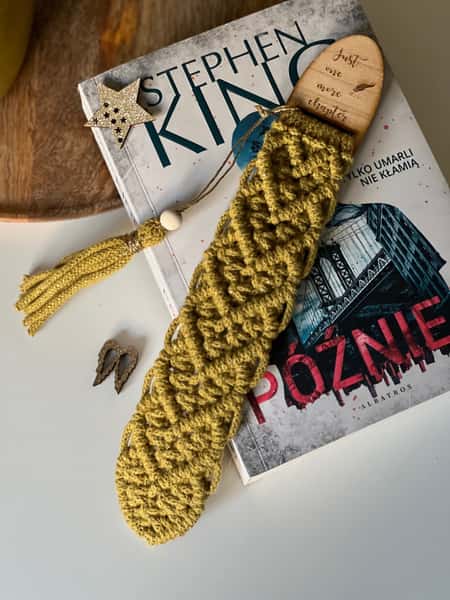 Makramé bokmärke med graverad trädetalj – “Just one more chapter”