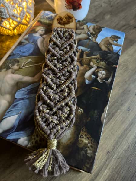 Bokmärke – Hjärtformad Makramé med Trädetalj och Graverad Fjäder (Blossom, Grå, Mörkbeige med guld)