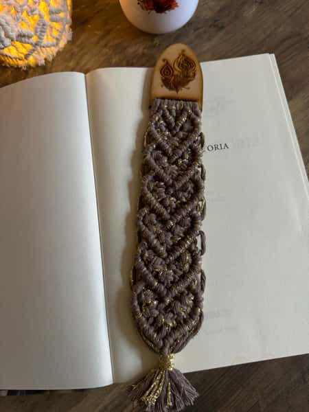 Bokmärke – Hjärtformad Makramé med Trädetalj och Graverad Fjäder (Blossom, Grå, Mörkbeige med guld)