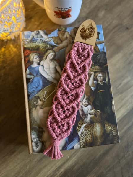 Bokmärke – Hjärtformad Makramé med Trädetalj och Graverad Fjäder (Blossom, Grå, Mörkbeige med guld)