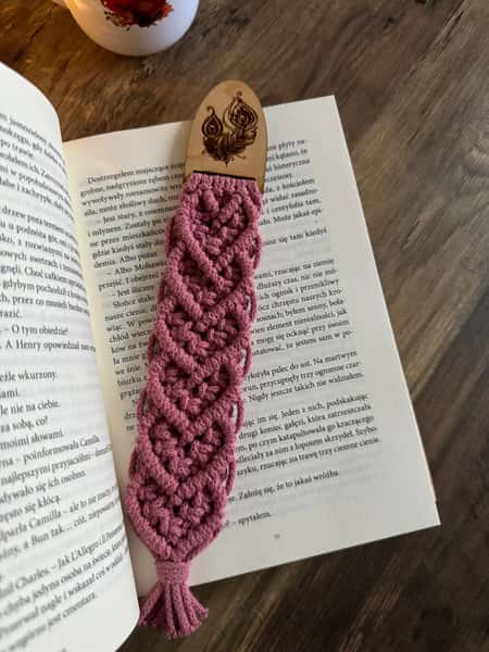 Bokmärke – Hjärtformad Makramé med Trädetalj och Graverad Fjäder (Blossom, Grå, Mörkbeige med guld)