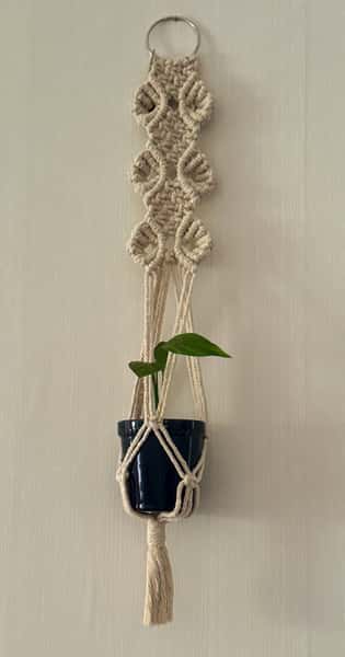 Vacker ampel i makramé – Naturvit & Mörkgrön