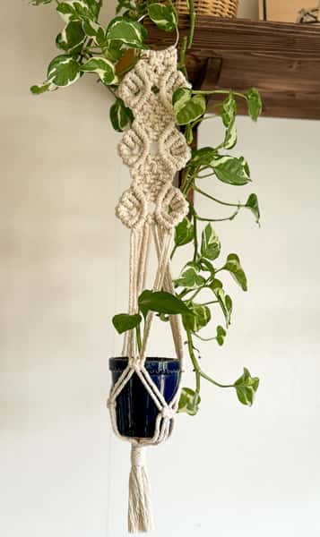 Vacker ampel i makramé – Naturvit & Mörkgrön