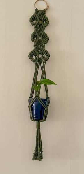 Vacker ampel i makramé – Naturvit & Mörkgrön