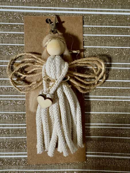 Skyddsängel i makramé – handgjord med trä-hjärta | Unik dekoration 5–7 cm