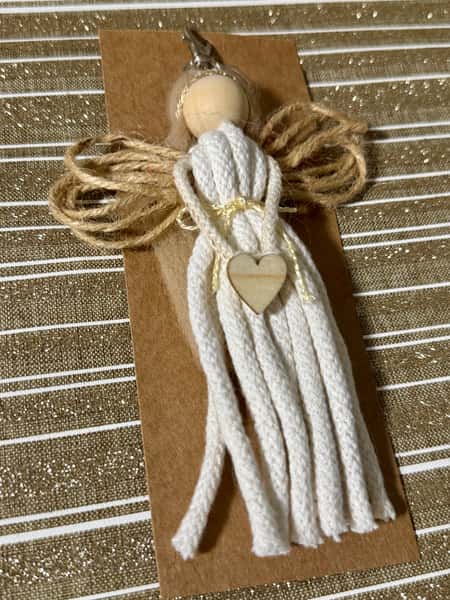 Skyddsängel i makramé – handgjord med trä-hjärta | Unik dekoration 5–7 cm