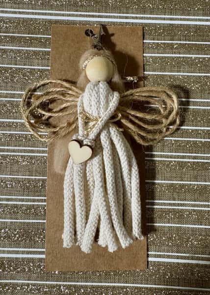 Skyddsängel i makramé – handgjord med trä-hjärta | Unik dekoration 5–7 cm