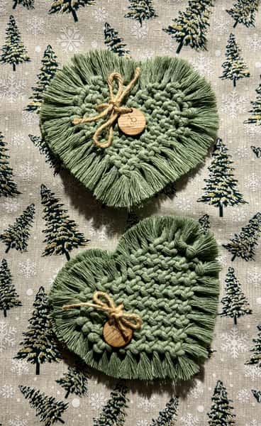 Makramé glasunderlägg – Hjärta, olivgrön (2-pack)