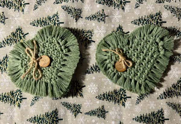 Makramé glasunderlägg – Hjärta, olivgrön (2-pack)