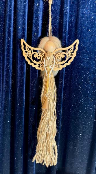 Handgjord ängel i jute med trävingar och guldklocka – två varianter av hår