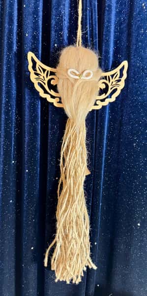 Handgjord ängel i jute med trävingar och guldklocka – två varianter av hår