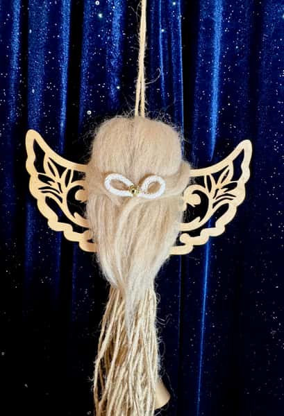 Handgjord ängel i jute med trävingar och guldklocka – två varianter av hår