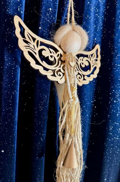 Handgjord ängel i jute med trävingar och guldklocka – två varianter av hår