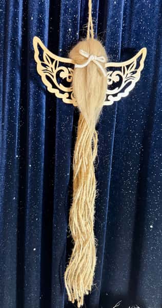 Handgjord ängel i jute med trävingar och guldklocka – två varianter av hår