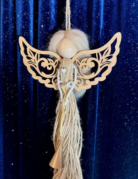 Handgjord ängel i jute med trävingar och guldklocka – två varianter av hår