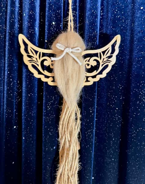 Handgjord ängel i jute med trävingar och guldklocka – två varianter av hår