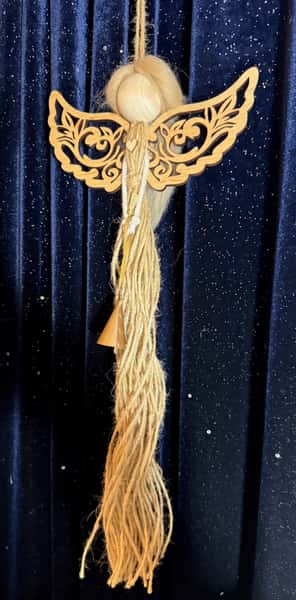 Handgjord ängel i jute med trävingar och guldklocka – två varianter av hår