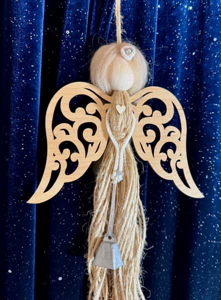 Handgjord julängel i jute med trävingar och silverklocka