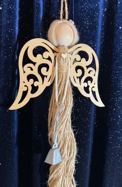 Handgjord julängel i jute med trävingar och silverklocka