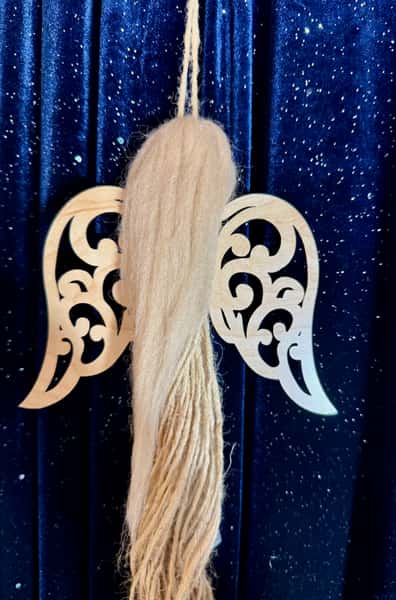 Handgjord julängel i jute med trävingar och silverklocka