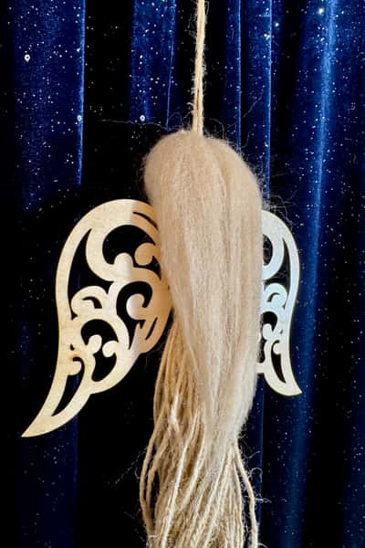 Handgjord julängel i jute med trävingar och silverklocka