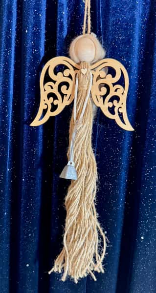 Handgjord julängel i jute med trävingar och silverklocka
