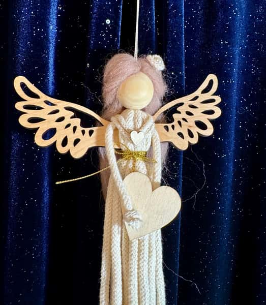 Handgjord julängel i flätat snöre med trävingar och hjärta – mörkbeige hår med blomma