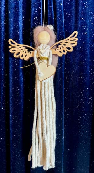 Handgjord julängel i flätat snöre med trävingar och hjärta – mörkbeige hår med blomma