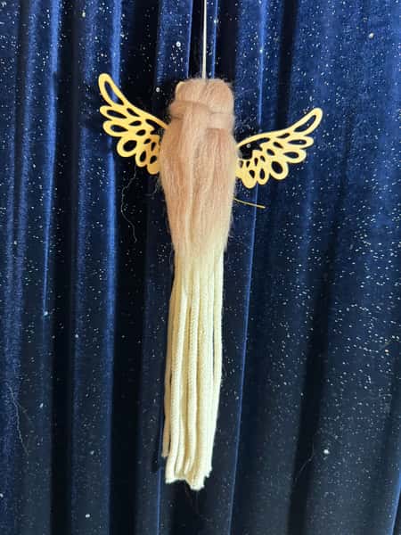 Handgjord julängel i flätat snöre med trävingar och hjärta – mörkbeige hår med blomma