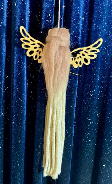 Handgjord julängel i flätat snöre med trävingar och hjärta – mörkbeige hår med blomma