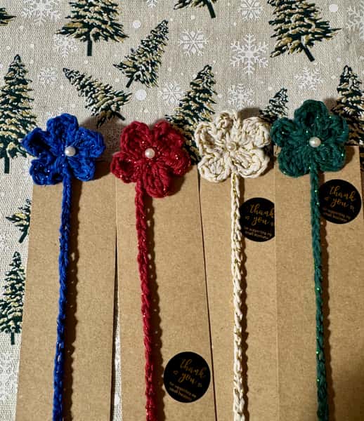 Handgjord bokmärke – virkad blomma med pärla och justerbar korallpärla