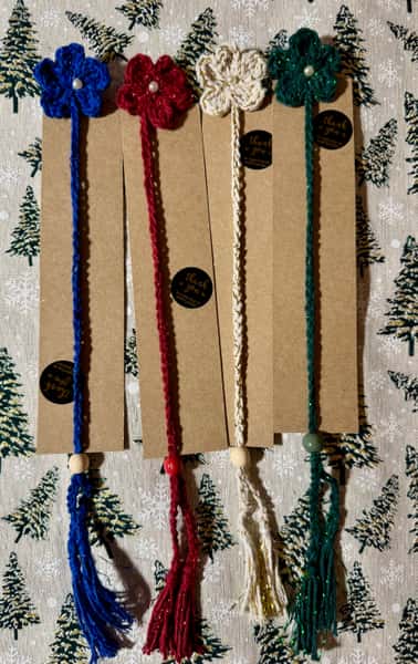 Handgjord bokmärke – virkad blomma med pärla och justerbar korallpärla