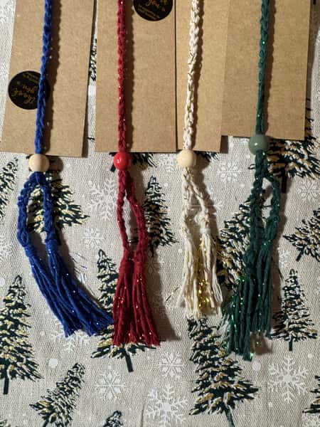 Handgjord bokmärke – virkad blomma med pärla och justerbar korallpärla