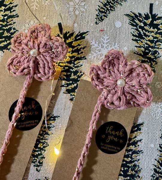 Handgjord bokmärke – virkad blomma med pärla och justerbar korallpärla