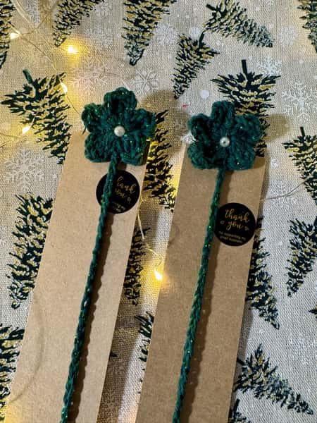 Handgjord bokmärke – virkad blomma med pärla och justerbar korallpärla