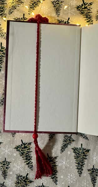 Handgjord bokmärke – virkad blomma med pärla och justerbar korallpärla